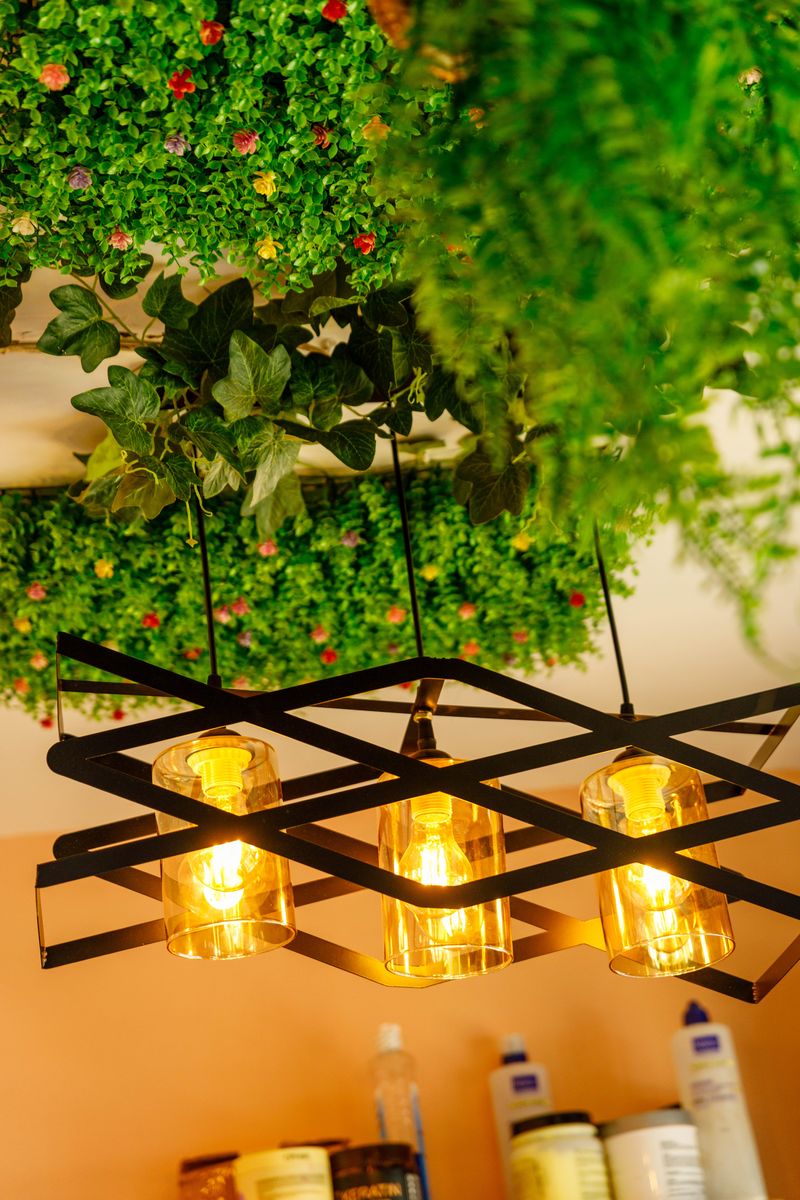 Salon ambiance and decor